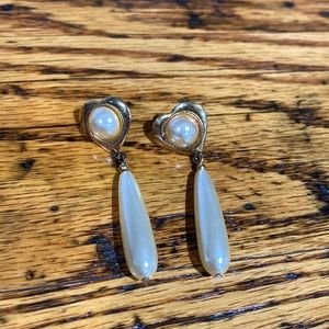 💜 FREE w/ PURCHASE 💜⭐️ 90’s Faux Pearl Heart Dangle Earrings ⭐️
